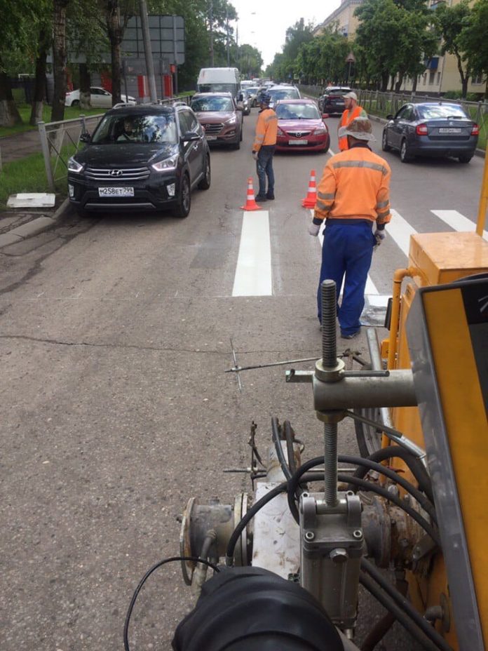 Дорожные работы в микрорайоне Климовск продолжаются