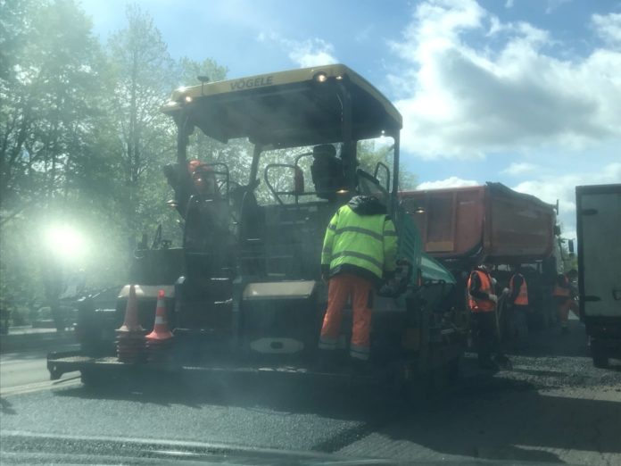 Работы по ремонту асфальтового покрытия ведутся в микрорайоне Климовск