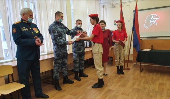 Сотрудники ОМОН «Русич» приняли участие в посвящении новых членов Юнармии Сотрудники ОМОН «Русич» приняли участие в посвящении новых членов Юнармии