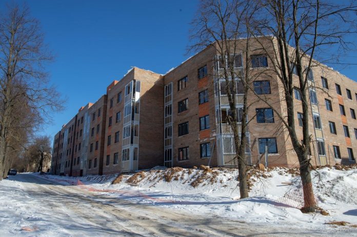 Строительство домов в поселке Дубровицы вошло в завершающую стадию