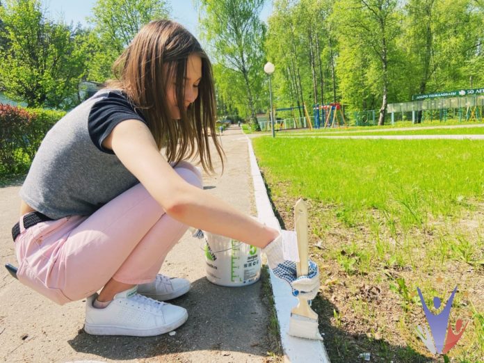На территории детского сада «Ромашка» был организован субботник совместно с подольской молодежью На территории детского сада «Ромашка» был организован субботник совместно с подольской молодежью