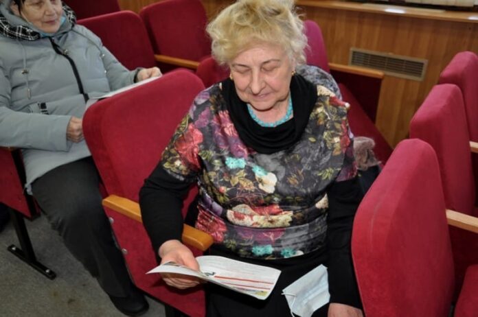 В Подольске полицейские совместно с общественниками поздравили вдов и матерей сотрудников, погибших при исполнении... В Подольске полицейские совместно с общественниками поздравили вдов и матерей сотрудников, погибших при исполнении...