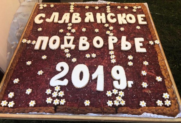 Большим и вкусным сюрпризом порадовали маленьких гостей фестиваля “Славянское Подворье” Большим и вкусным сюрпризом порадовали маленьких гостей фестиваля “Славянское Подворье”