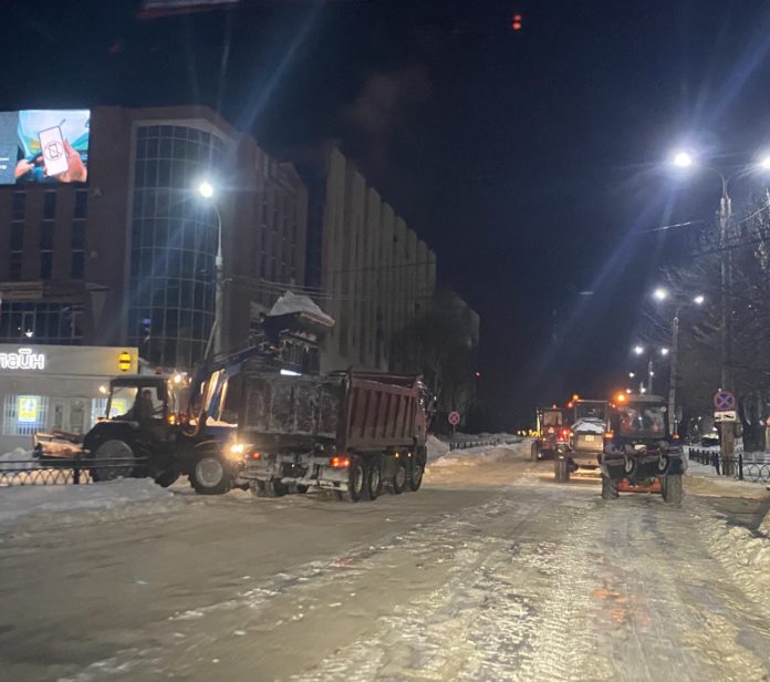 На центральные улицы Подольска ночью вновь вышла снегоуборочная техника На центральные улицы Подольска ночью вновь вышла снегоуборочная техника