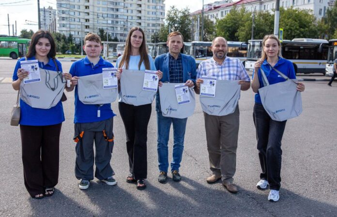 В ходе акции в Подольске световозвращающие шоперы раздали пожилым людям В ходе акции в Подольске световозвращающие шоперы раздали пожилым людям