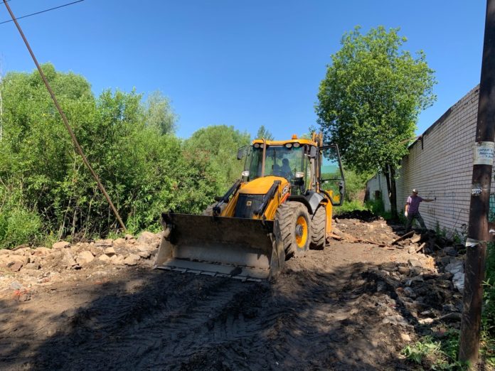 Работы по планированию земельного участка для строительства тротуара на улице Серпуховской в микрорайоне Климовск...