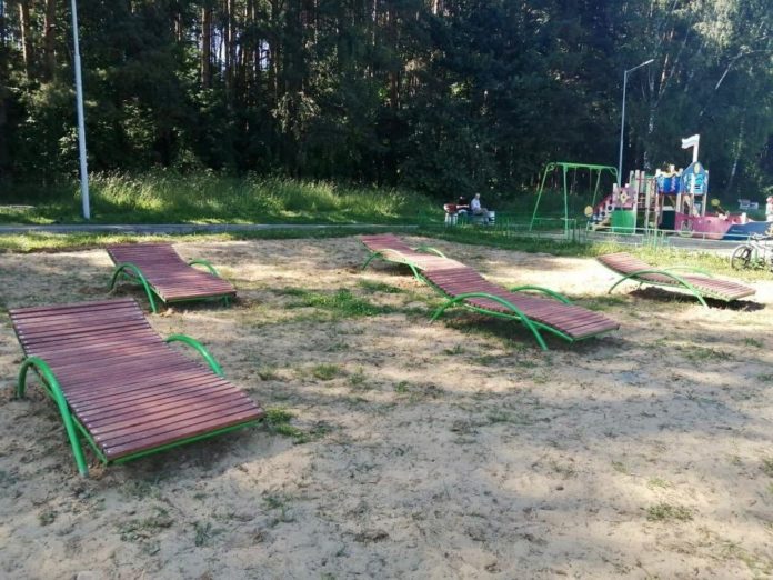 На берегу Петрицы установлены 15 лежаков На берегу Петрицы установлены 15 лежаков