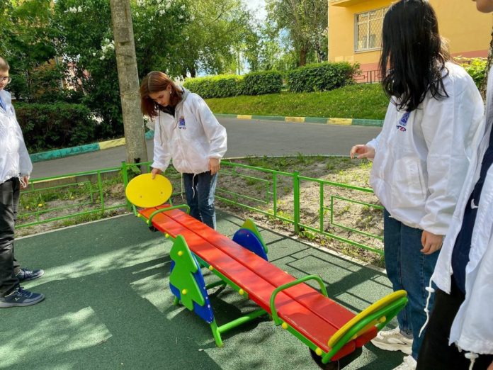 Подольские волонтеры проверили детские игровые площадки 24 мая