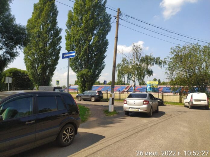 На проезде между двумя спортивными объектами в Большом Подольске введено одностороннее движение На проезде между двумя спортивными объектами в Большом Подольске введено одностороннее движение