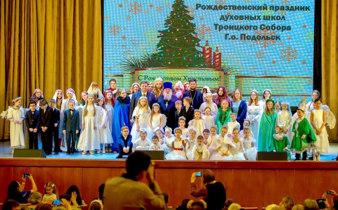 В концертном зале администрации состоялся рождественский праздник воспитанников духовных школ Троицкого собора В концертном зале администрации состоялся рождественский праздник воспитанников духовных школ Троицкого собора