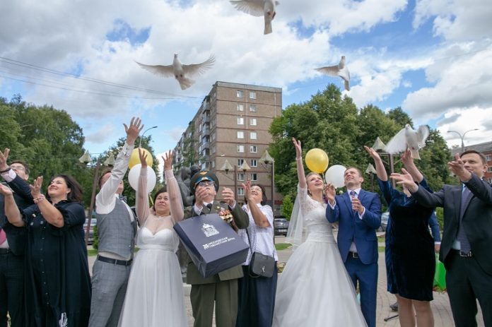 В Подольске чествовали молодоженов и золотых юбиляров семейной жизни В Подольске чествовали молодоженов и золотых юбиляров семейной жизни