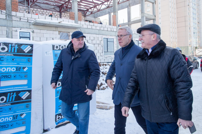 Вячеслав Фетисов побывал в пункте вакцинации и на стройплощадке новой школы в Кузнечиках