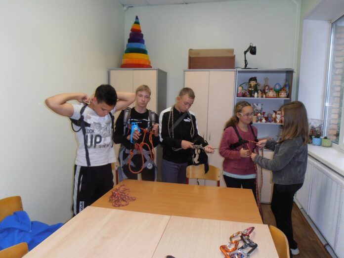 Очередное занятие в любительском объединении “Юный спасатель” прошло в Молодежном центре “Максимум”