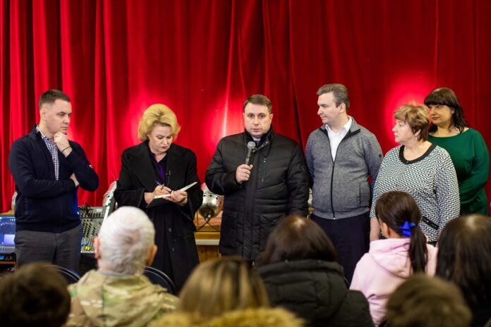 Дмитрий Жариков посетил пункт временного размещения беженцев из ДНР Дмитрий Жариков посетил пункт временного размещения беженцев из ДНР