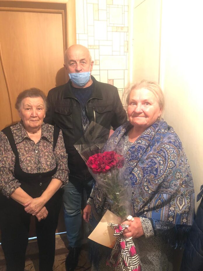 Жительница поселка Дубровицы Нина Гавриловна Копылова принимала поздравления с юбилеем 12 октября