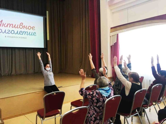 В ДК «Надежда» в поселке Железнодорожный провели урок гимнастики В ДК «Надежда» в поселке Железнодорожный провели урок гимнастики