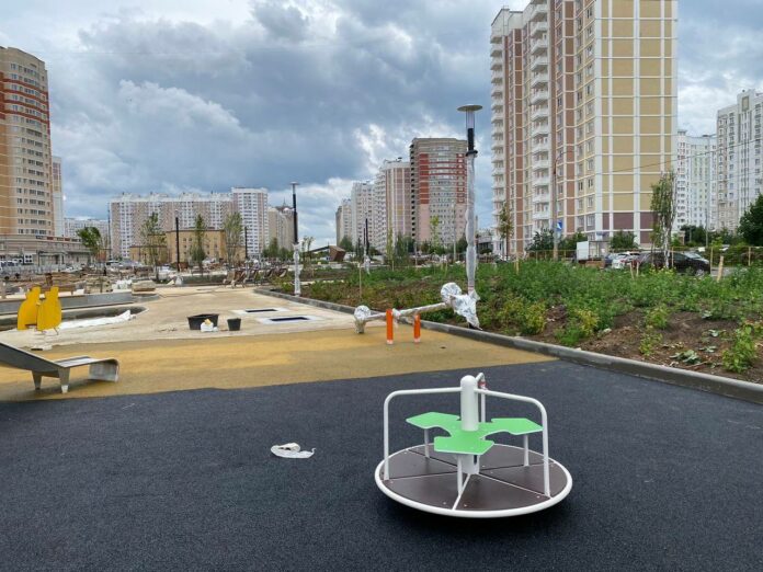 Благоустройство пешеходной зоны на бульваре 65-летия Победы выполнено на 60% Благоустройство пешеходной зоны на бульваре 65-летия Победы выполнено на 60%