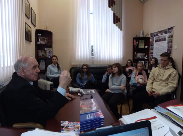 Мэтр журналистики Юрий Козловский встретился с юнкорами МАНЖ