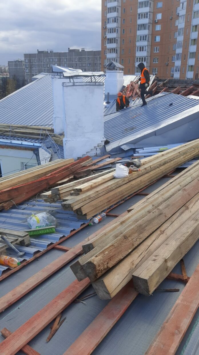 Ремонт крыши дома по Рабочей улице продолжается