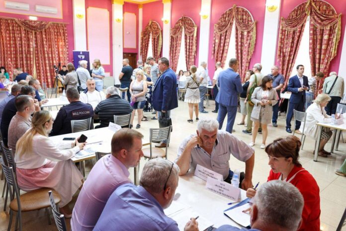 В Подольске выездная администрация приехала к жителям поселка Молодежный В Подольске выездная администрация приехала к жителям поселка Молодежный