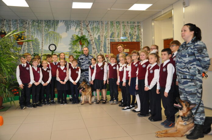 В Подольске сотрудники кинологической службы провели открытый урок для школьников