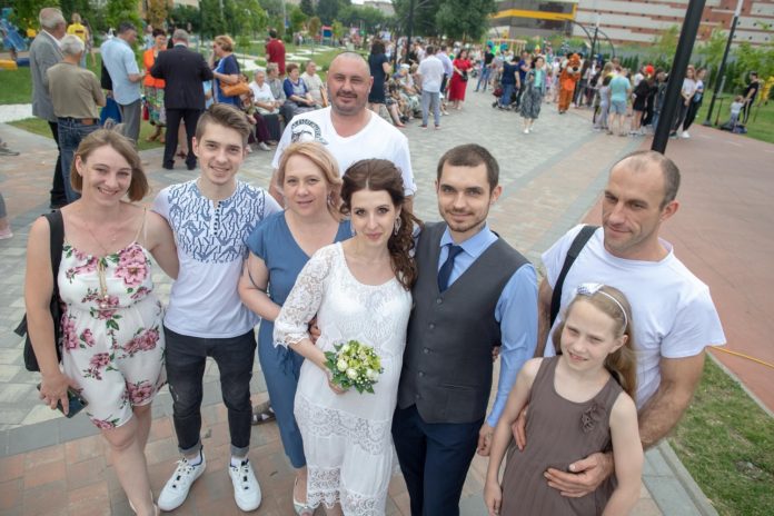 В честь Дня семьи, любви и верности на бульваре Юности в Подольске состоялось праздничное... В честь Дня семьи, любви и верности на бульваре Юности в Подольске состоялось праздничное...