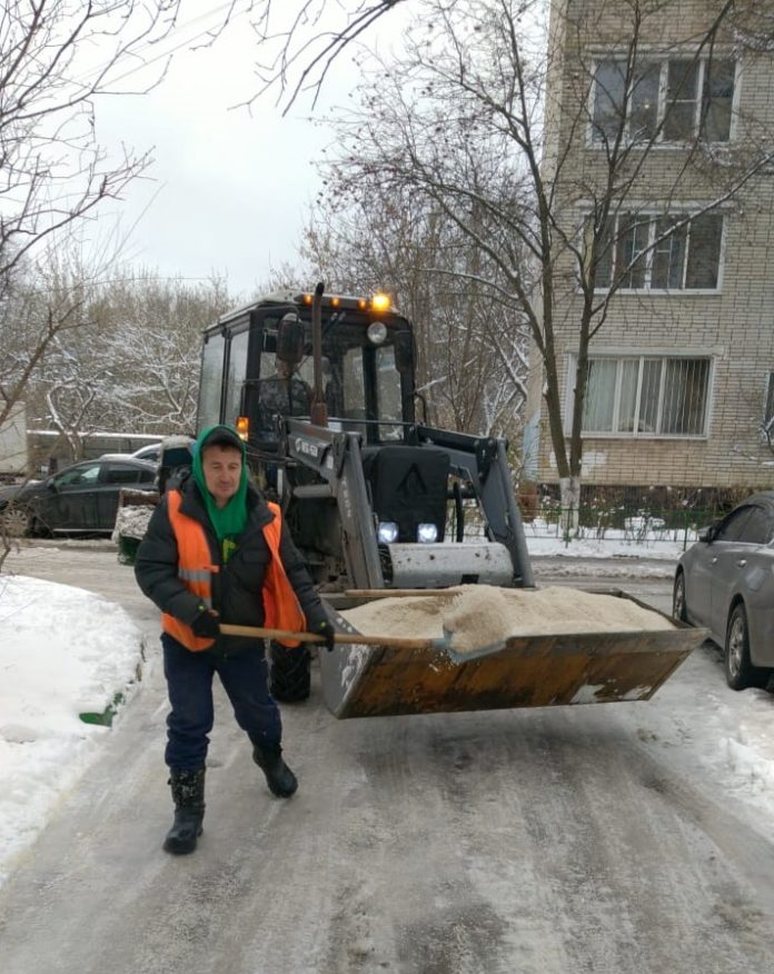 Коммунальные службы округа убирают дворовые территории от наледи и снега