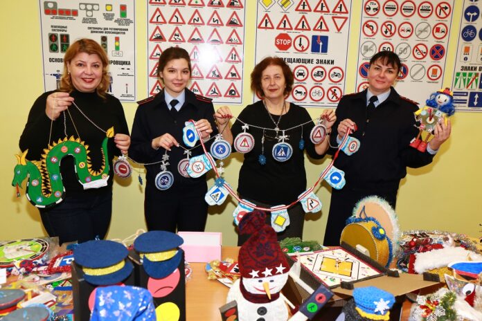 В Подмосковье сотрудники Госавтоинспекции  и общественники провели традиционный конкурс  на лучшую новогоднюю... В Подмосковье сотрудники Госавтоинспекции  и общественники провели традиционный конкурс  на лучшую новогоднюю...