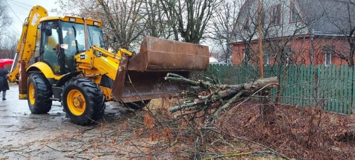 В Климовске подрядные организации устраняют последствия обильного порыва ветра