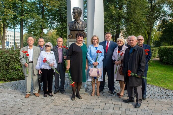 Глава округа Николай Пестов принял участие в возложении цветов к памятнику главному конструктору ОКБ... Глава округа Николай Пестов принял участие в возложении цветов к памятнику главному конструктору ОКБ...
