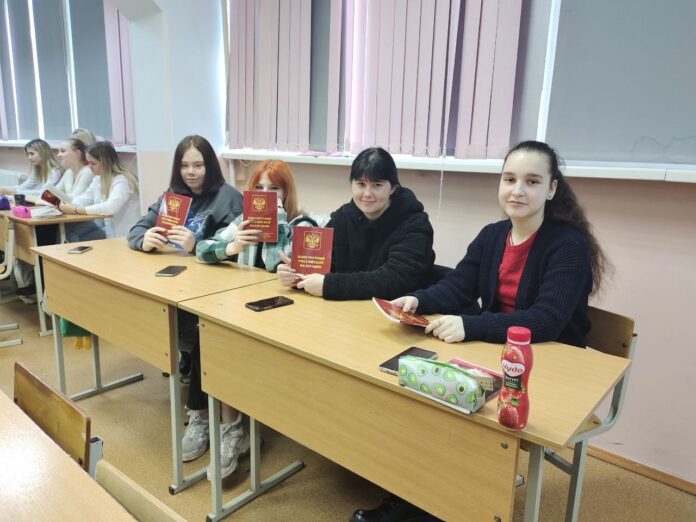 Первокурсникам колледжа МОКИТ вручили Конституцию Российской Федерации