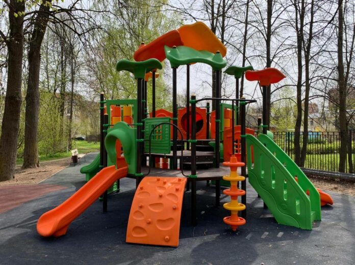 В мкр. Климовск установили новую детскую площадку