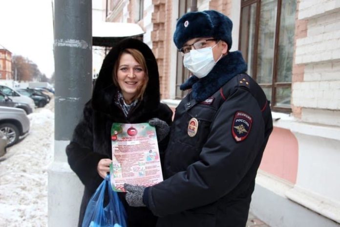 Представители полиции совместно с общественником Подольска провели акцию «Безопасный Новый год»