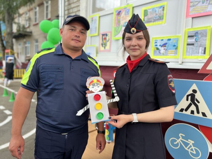 Сотрудники подольской Госавтоинспекции поздравили юных пешеходов  с Международным днём светофора Сотрудники подольской Госавтоинспекции поздравили юных пешеходов  с Международным днём светофора