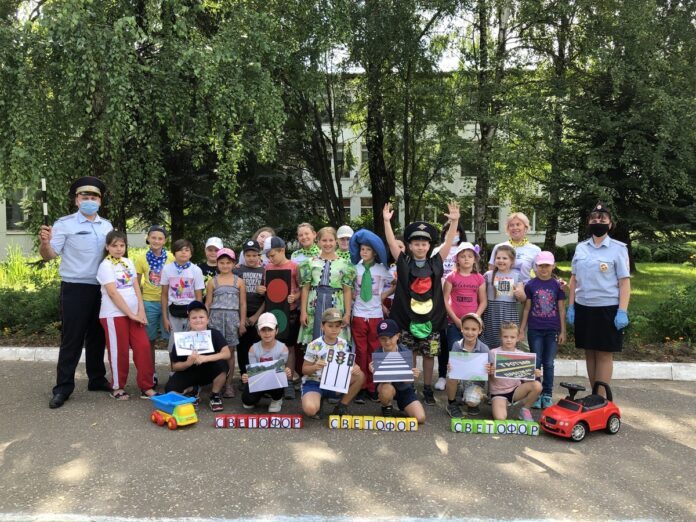 Сотрудники подольской Госавтоинспекции организовали тематический праздник для школьников «День рождения светофора»