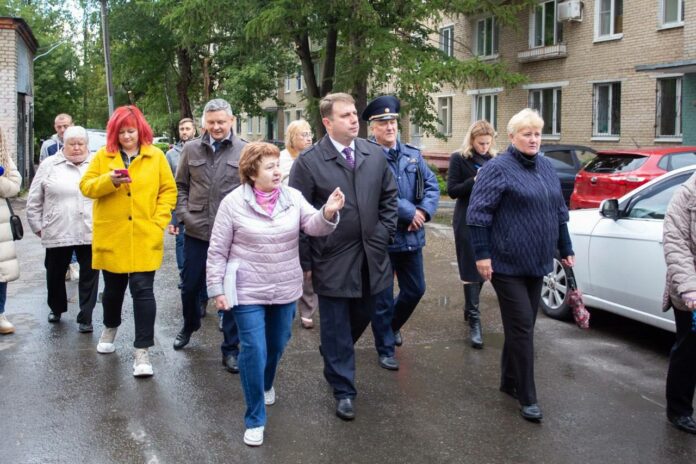 Глава Подольска выехал к жителям дома 1 по Октябрьскому проспекту Глава Подольска выехал к жителям дома 1 по Октябрьскому проспекту