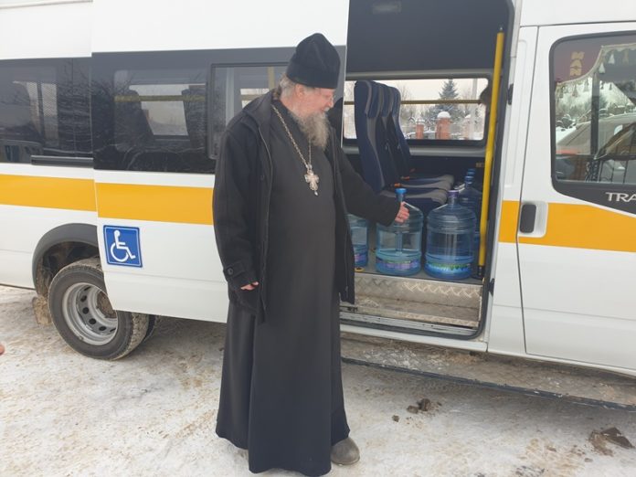 Более 200 литров крещенской воды передали двум социальным учреждениям Городского округа Подольск Более 200 литров крещенской воды передали двум социальным учреждениям Городского округа Подольск