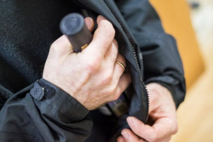 Сотрудники полиции задержали подозреваемого в краже из магазина