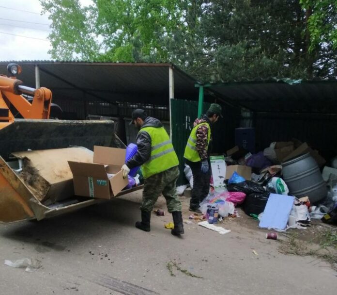 Сотрудники коммунальных служб продолжают наводить порядок в Подольске Сотрудники коммунальных служб продолжают наводить порядок в Подольске