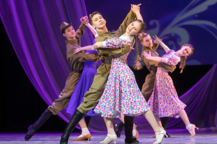 Праздничный концерт «Примите наши поздравления» состоялся в ДК «Октябрь» Праздничный концерт «Примите наши поздравления» состоялся в ДК «Октябрь»