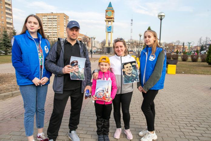 Флешмоб «Улыбка Гагарина», посвященный Дню Космонавтики, прошел в Подольске Флешмоб «Улыбка Гагарина», посвященный Дню Космонавтики, прошел в Подольске