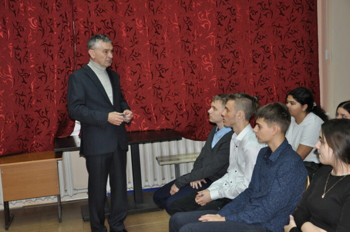 В  Подольске общественники и ветераны провели урок мужества для старшеклассников В  Подольске общественники и ветераны провели урок мужества для старшеклассников