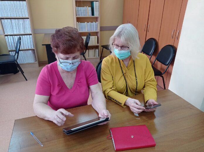 Занятия по компьютерной грамотности в рамках проекта «Активное долголетие» идут в ДК “Октябрь” Занятия по компьютерной грамотности в рамках проекта «Активное долголетие» идут в ДК “Октябрь”