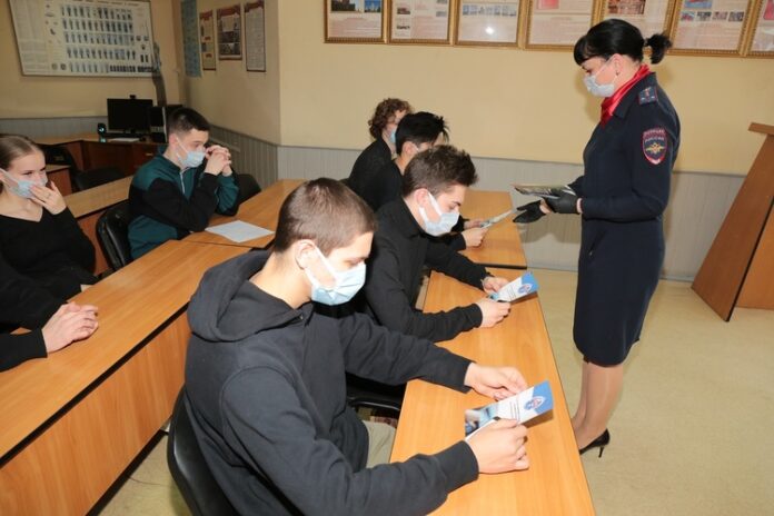 В Подольске сотрудники ГИБДД провели занятие с участниками социального проекта «Школа молодого юриста»