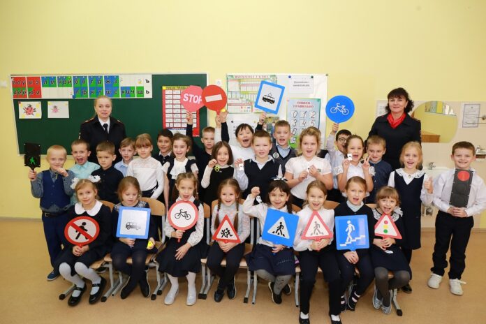 Подольские автоинспекторы провели профилактическую акцию «Будь ярче, пешеход» среди учеников начальной школы Подольские автоинспекторы провели профилактическую акцию «Будь ярче, пешеход» среди учеников начальной школы