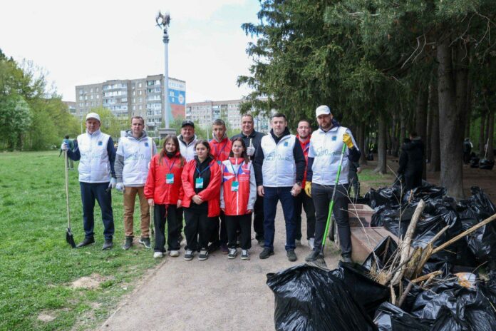 Жители Подольска приняли участие в субботнике Жители Подольска приняли участие в субботнике