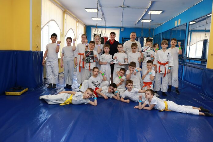 Сотрудники Госавтоинспекции проводят «минутки безопасности» с воспитанниками спортивных секций Подольска Сотрудники Госавтоинспекции проводят «минутки безопасности» с воспитанниками спортивных секций Подольска