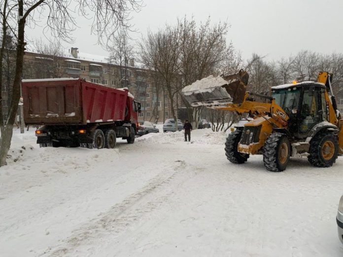 С раннего утра субботы ведется уборка от снега дворовых территорий Городского округа Подольск С раннего утра субботы ведется уборка от снега дворовых территорий Городского округа Подольск
