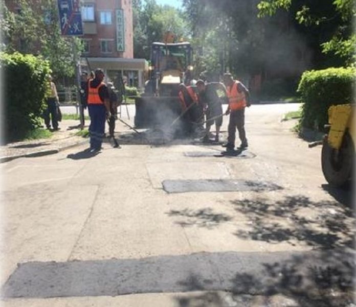 Начались работы по ямочному ремонту на муниципальных внутридворовых территориях и проездах в Подольске