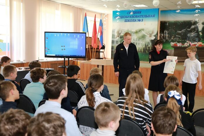 Сотрудники Госавтоинспекции проводят в Подольске цикл информационных встреч со школьниками Сотрудники Госавтоинспекции проводят в Подольске цикл информационных встреч со школьниками